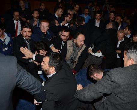 (تصاویر) زد و خورد در مراسم سخنرانی احمدینژاد (تصاویر) زد و خورد در مراسم سخنرانی احمدینژاد