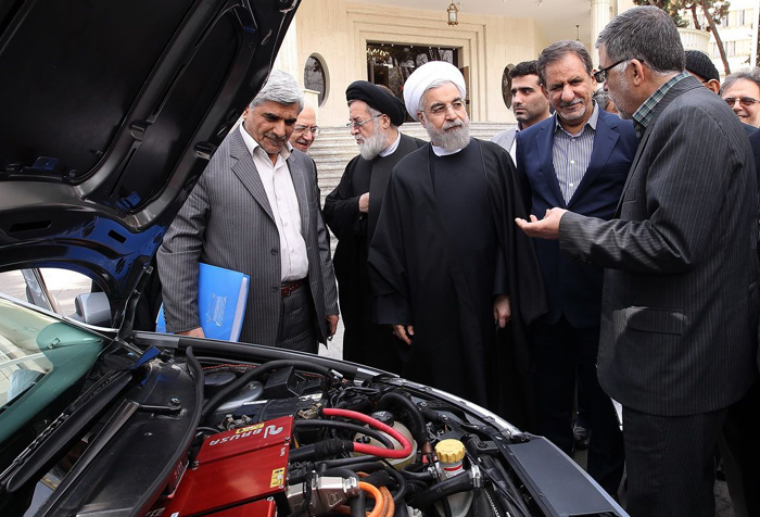 (تصاویر) حسن روحانی پشت فرمان (تصاویر) حسن روحانی پشت فرمان