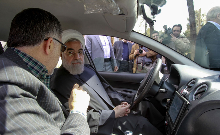 (تصاویر) حسن روحانی پشت فرمان (تصاویر) حسن روحانی پشت فرمان