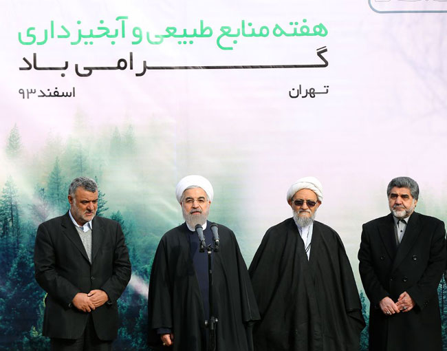 (تصاویر) کشت نهال توسط روحانی (تصاویر) کشت نهال توسط روحانی