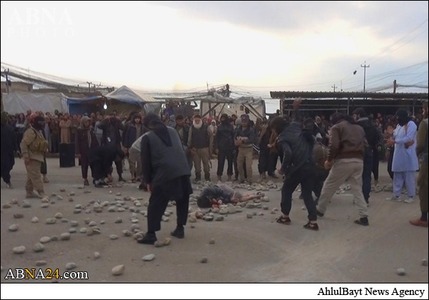 (تصاویر) سنگسار شهروند عراقی توسط داعش (تصاویر) سنگسار شهروند عراقی توسط داعش