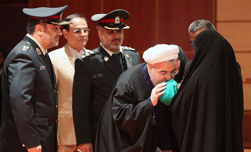 (تصویر) بوسه روحانی بر پیشانی نوزاد شهید داناییفر (تصویر) بوسه روحانی بر پیشانی نوزاد شهید داناییفر