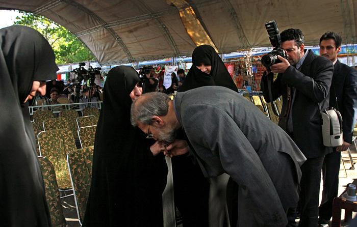 (تصویر) بوسه لاریجانی به دست همسر شهید مطهری (تصویر) بوسه لاریجانی به دست همسر شهید مطهری