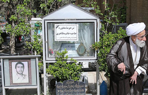(تصاویر) حضور آیتالله جنتی بر مزار همسر (تصاویر) حضور آیتالله جنتی بر مزار همسر