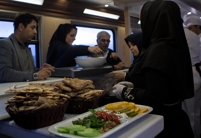 (تصاویر) قطار 5ستارۀ تهران-مشهد (تصاویر) قطار 5ستارۀ تهران-مشهد