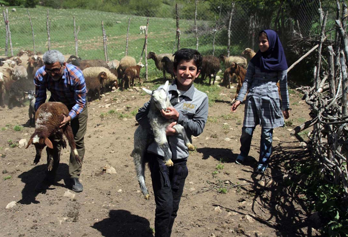 (تصاویر) مدرسهای در خانه دانشآموز (تصاویر) مدرسهای در خانه دانشآموز