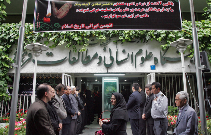 (تصاویر) تشییع پیکر زنده یاد آیینهوند (تصاویر) تشییع پیکر زنده یاد آیینهوند