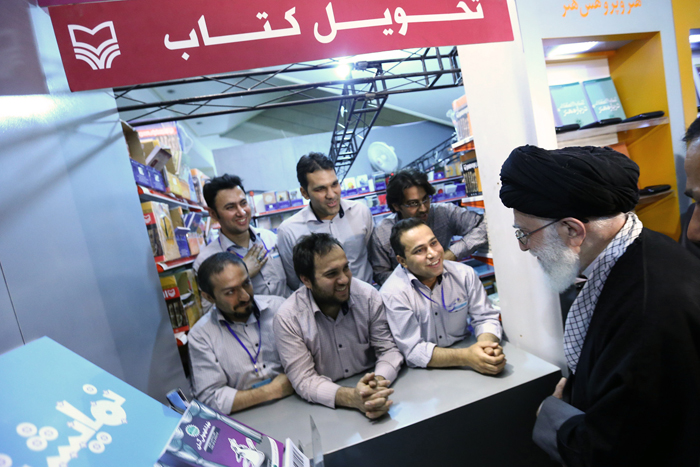 (تصاویر) رهبرانقلاب در نمایشگاه کتاب (تصاویر) رهبرانقلاب در نمایشگاه کتاب