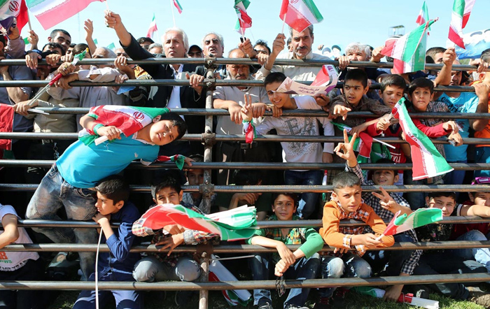 (تصاویر) استقبال از روحانی در غرب تهران (تصاویر) استقبال از روحانی در غرب تهران