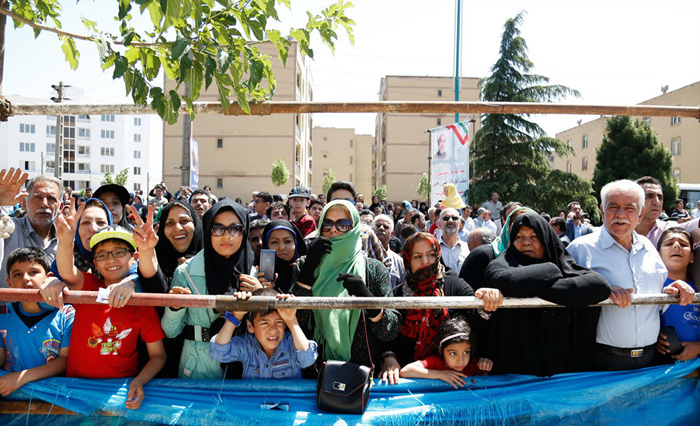(تصاویر) استقبال از روحانی در غرب تهران (تصاویر) استقبال از روحانی در غرب تهران