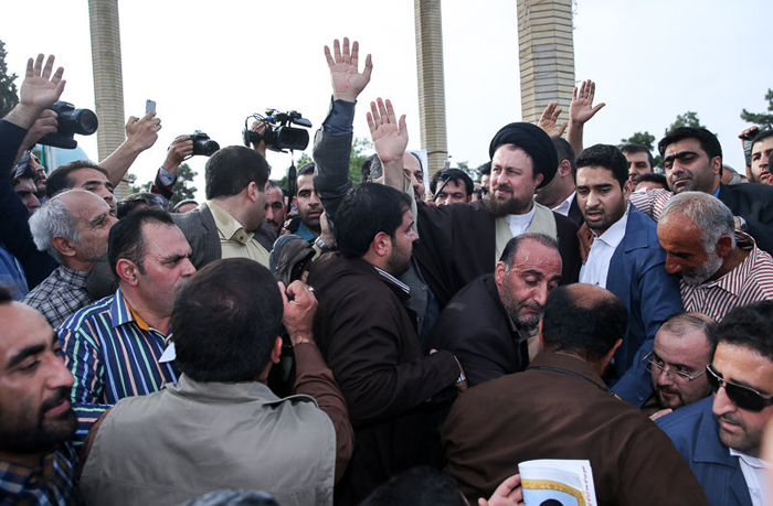 (تصاویر) قربانی گاو پیش پای یادگار امام (تصاویر) قربانی گاو پیش پای یادگار امام