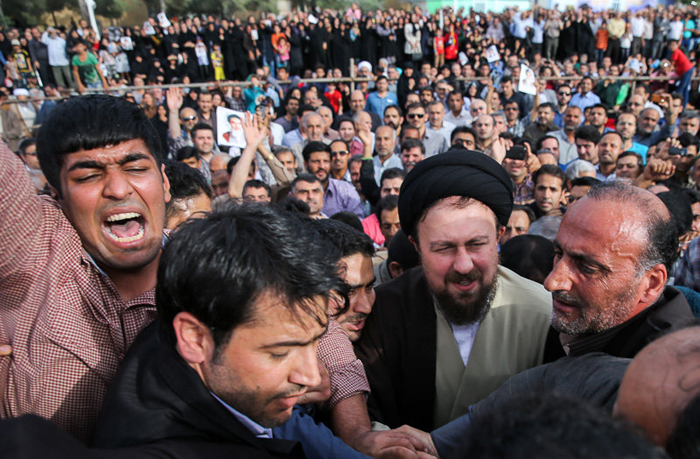 (تصاویر) قربانی گاو پیش پای یادگار امام (تصاویر) قربانی گاو پیش پای یادگار امام