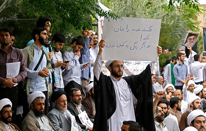 (تصاویر) تجمع منتقدان روند مذاکرات در فیضیه (تصاویر) تجمع منتقدان روند مذاکرات در فیضیه
