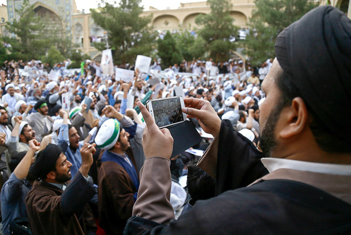 (تصاویر) تجمع منتقدان روند مذاکرات در فیضیه (تصاویر) تجمع منتقدان روند مذاکرات در فیضیه