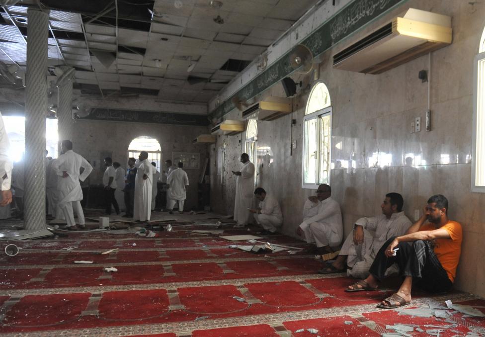 (تصاویر) حمله خونین به مسجد شیعیان عربستان (تصاویر) حمله خونین به مسجد شیعیان عربستان