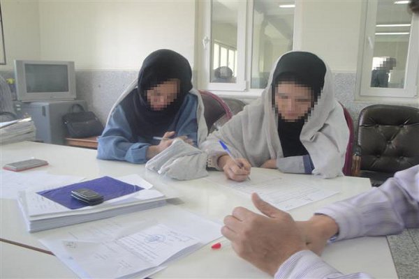 نقشه دختر جوان برای زورگیری از ۲ پسر پولدار نقشه دختر جوان برای زورگیری از ۲ پسر پولدار