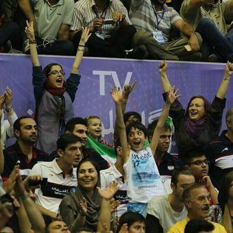 (تصاویر)حضور تعداد اندکی از زنان در بازی ایران-آمریکا (تصاویر)حضور تعداد اندکی از زنان در بازی ایران-آمریکا