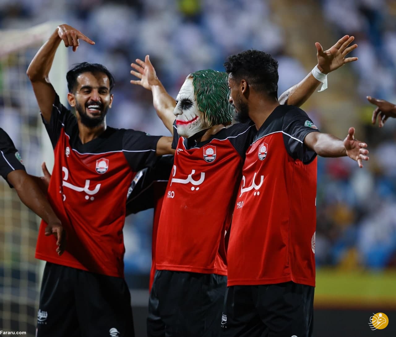 (عکس) جوکر به زمین فوتبال آمد