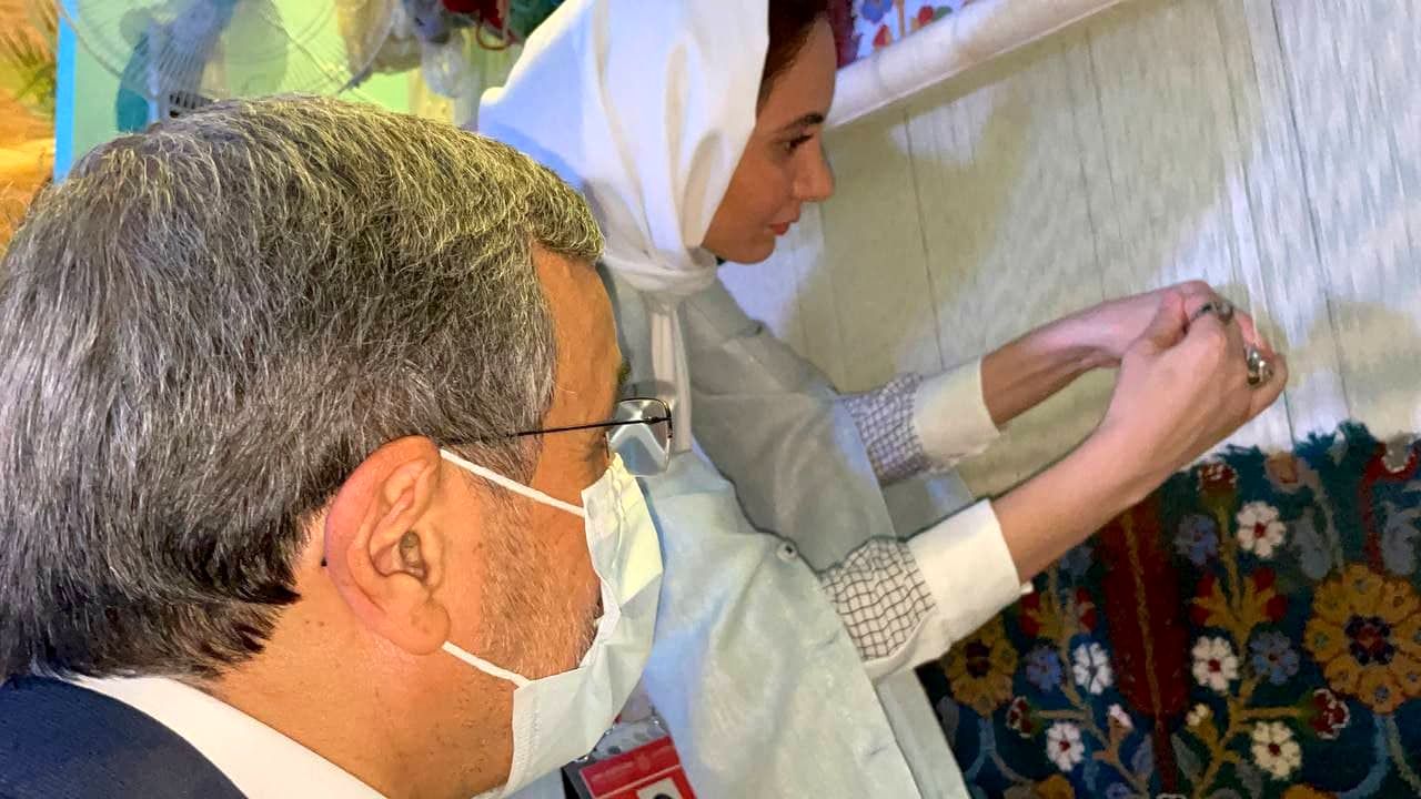 عکسی متفاوت از احمدی نژاد پای دار قالی