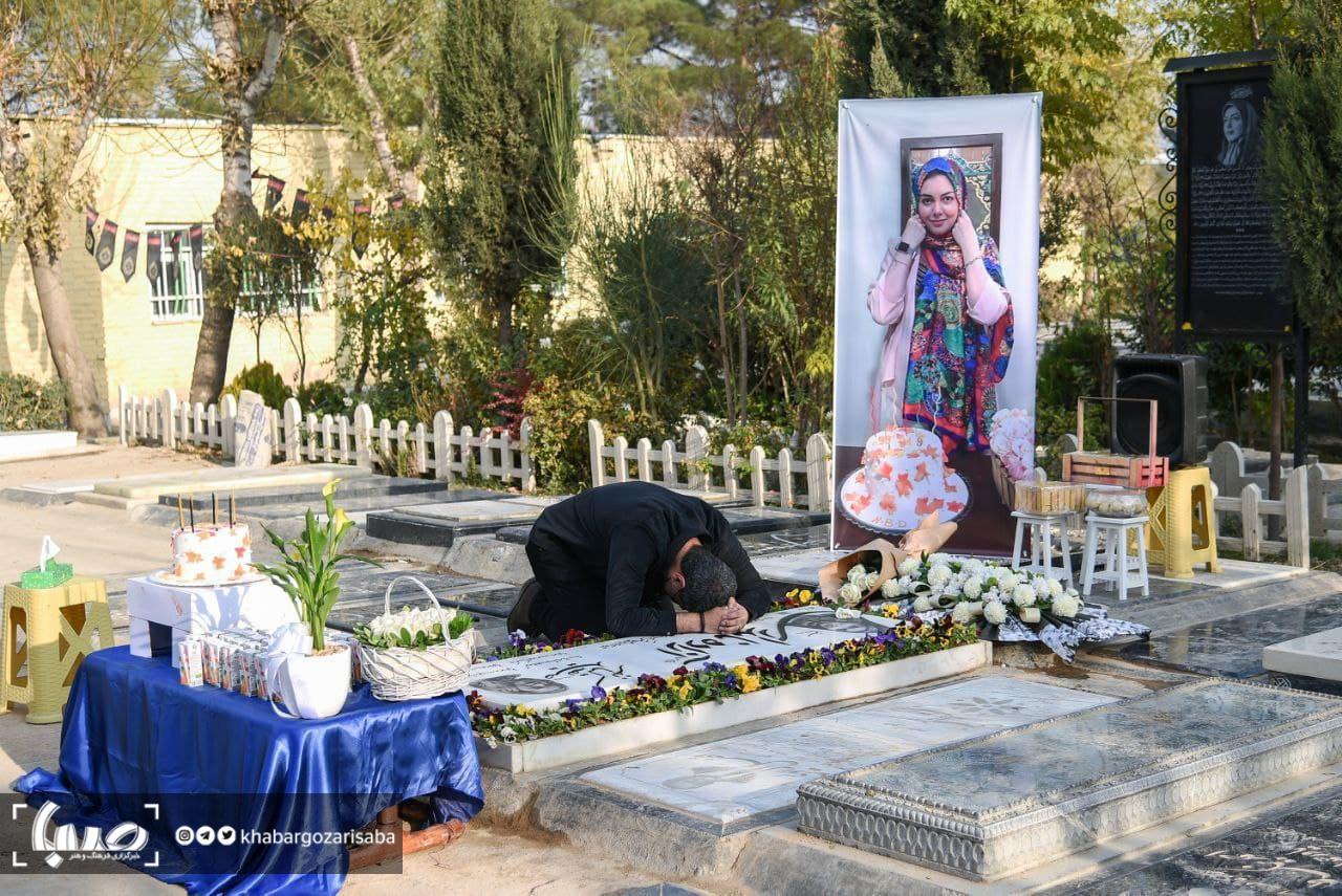 جشن تولد آزاده نامداری بر سر مزارش