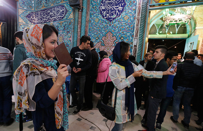 (تصاویر) بازار داغ سلفی در روز انتخابات (تصاویر) بازار داغ سلفی در روز انتخابات