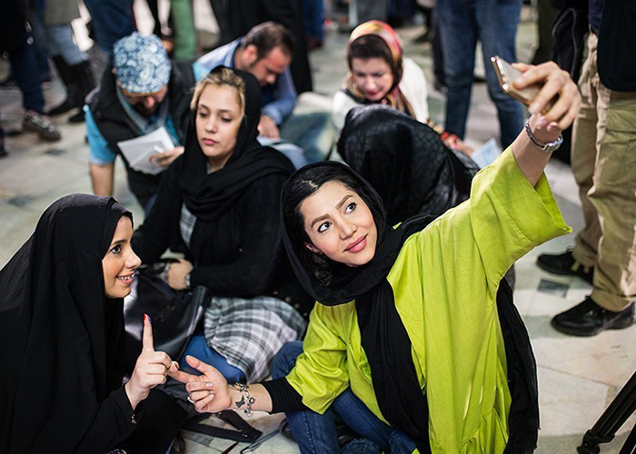 (تصاویر) بازار داغ سلفی در روز انتخابات (تصاویر) بازار داغ سلفی در روز انتخابات