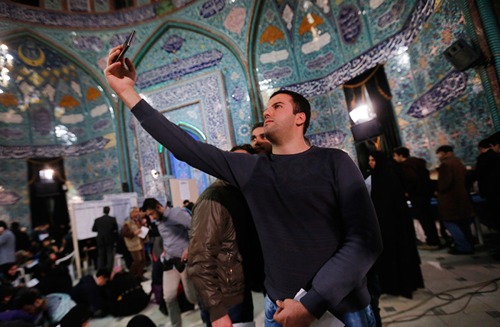 (تصاویر) بازار داغ سلفی در روز انتخابات (تصاویر) بازار داغ سلفی در روز انتخابات
