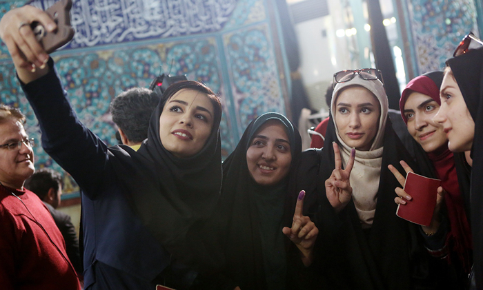 (تصاویر) بازار داغ سلفی در روز انتخابات (تصاویر) بازار داغ سلفی در روز انتخابات