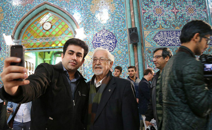 (تصاویر) بازار داغ سلفی در روز انتخابات (تصاویر) بازار داغ سلفی در روز انتخابات