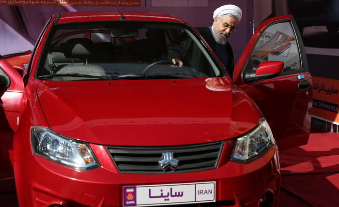 (تصاویر) روحانی پشت فرمان «ساینا» (تصاویر) روحانی پشت فرمان «ساینا»