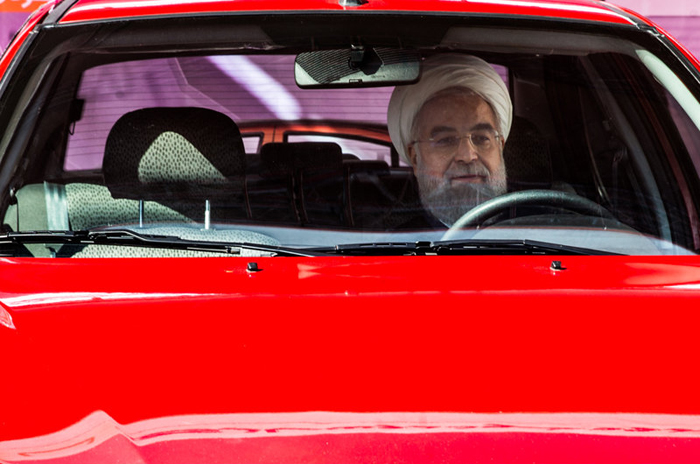 (تصاویر) روحانی پشت فرمان «ساینا» (تصاویر) روحانی پشت فرمان «ساینا»