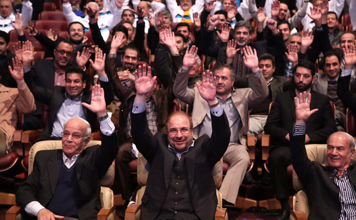 (تصاویر) اهدای پیراهن پرسپولیس و استقلال به قالیباف