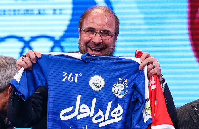 (تصاویر) اهدای پیراهن پرسپولیس و استقلال به قالیباف