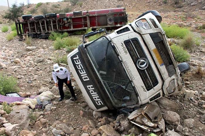 تصاویری از واژگونی خودروها در جاده بندرعباس ـ سیرجان تصاویری از واژگونی خودروها در جاده بندرعباس ـ سیرجان