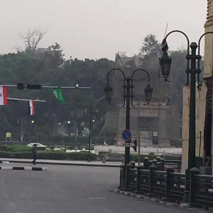 (تصویر) چرا هنگام عبور ملک‌سلمان، این مجسمه را پوشاندند؟