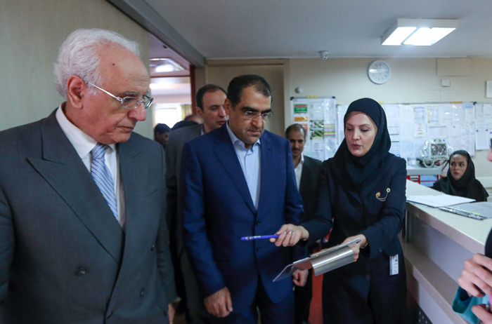 اولین تصاویر از کیارستمی پس از بهبود نسبی اولین تصاویر از کیارستمی پس از بهبود نسبی