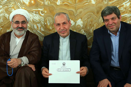 (تصاویر) عراقچی و فانی خادم رضوی(ع) شدند (تصاویر) عراقچی و فانی خادم رضوی(ع) شدند
