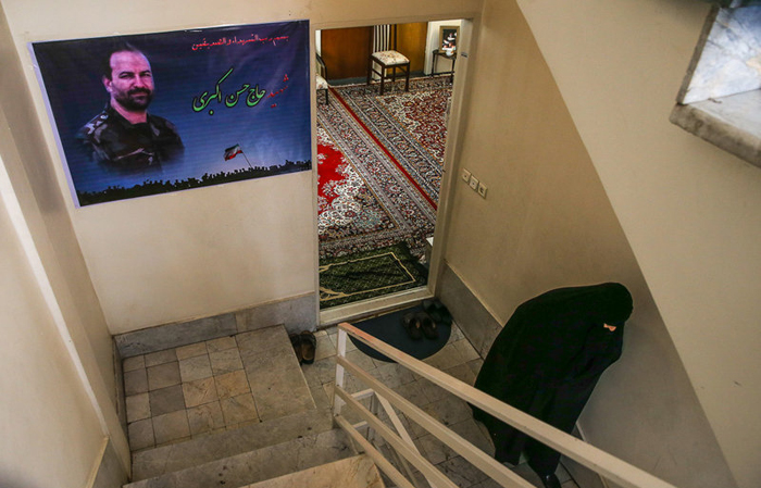 پیکر شهید اکبری، محافظ رهبر انقلاب تشییع شد پیکر شهید اکبری، محافظ رهبر انقلاب تشییع شد