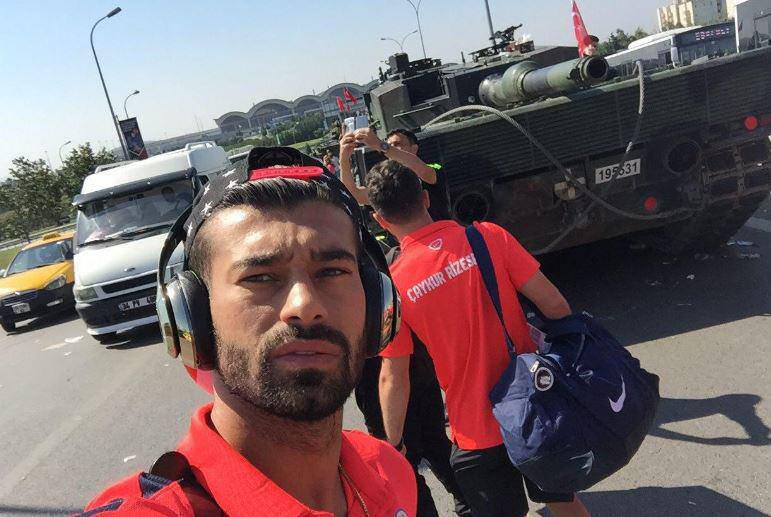 (تصویر) سلفی رامین رضائیان با تانک کودتاچیان