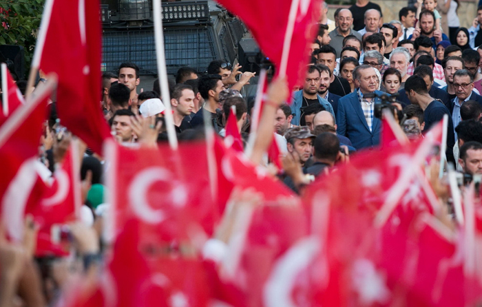 (تصا.یر) سخنرانی اردوغان مقابل خانه‌اش