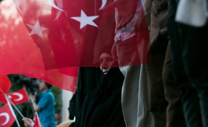(تصا.یر) سخنرانی اردوغان مقابل خانه‌اش