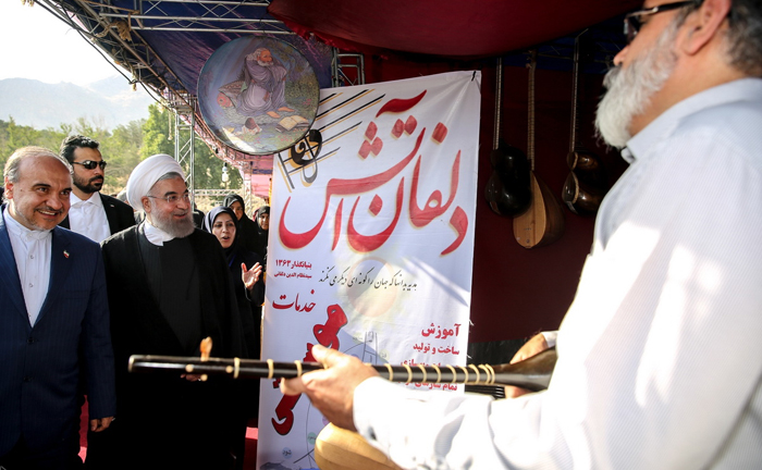 (تصاویر) روحانی در طاق بستان