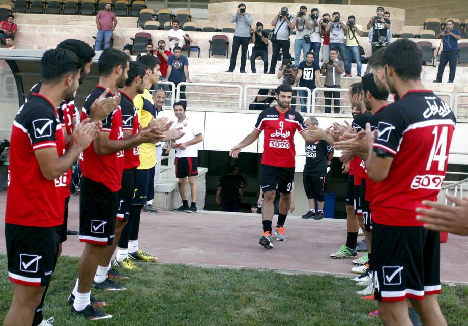 (تصاویر) استقبال گرم پرسپولیسیها از طارمی (تصاویر) استقبال گرم پرسپولیسیها از طارمی