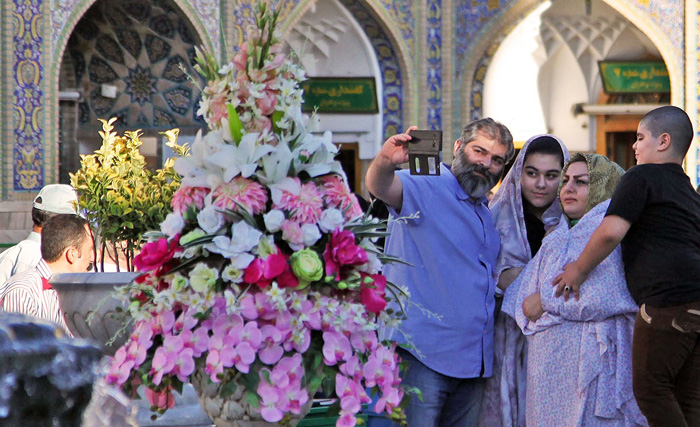 تصاویر/ تعویض گلهای ضریح امام رضا(ع) تصاویر/ تعویض گلهای ضریح امام رضا(ع)