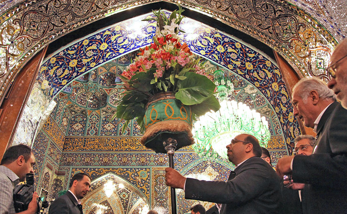 تصاویر/ تعویض گلهای ضریح امام رضا(ع) تصاویر/ تعویض گلهای ضریح امام رضا(ع)