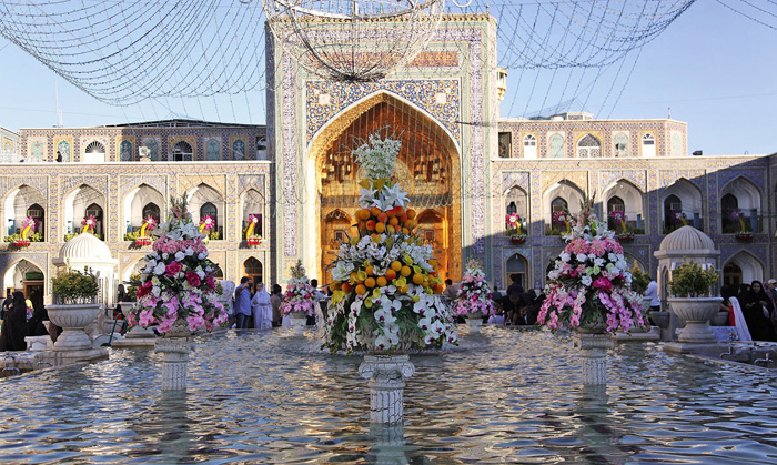 تصاویر/ تعویض گلهای ضریح امام رضا(ع) تصاویر/ تعویض گلهای ضریح امام رضا(ع)