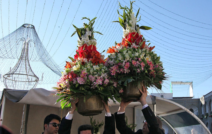 تصاویر/ تعویض گلهای ضریح امام رضا(ع) تصاویر/ تعویض گلهای ضریح امام رضا(ع)
