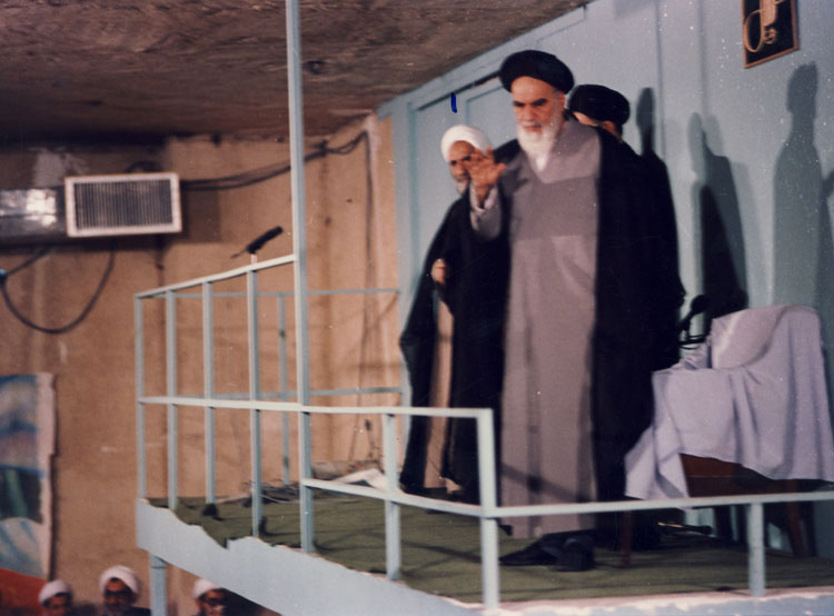 (تصاویر) تنفیذ ریاست جمهوری آیتالله خامنهای (تصاویر) تنفیذ ریاست جمهوری آیتالله خامنهای