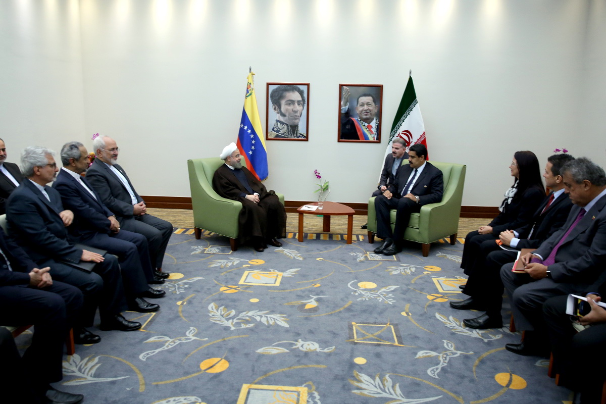 (تصاویر) ورود روحانی به ونزوئلا و دیدار با مادورو
