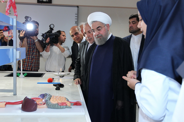 (تصاویر) روحانی زنگ آغاز سال تحصیلی را ب (تصاویر) روحانی زنگ آغاز سال تحصیلی را ب